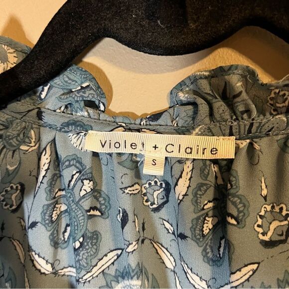 ✨ Violet + Claire Women’s Blue Floral Blouse Small - Picture 4 of 6